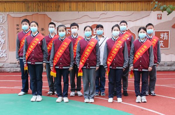 班主任张君妹老师与礼仪队合影 班主任张君妹老师与礼仪队合影